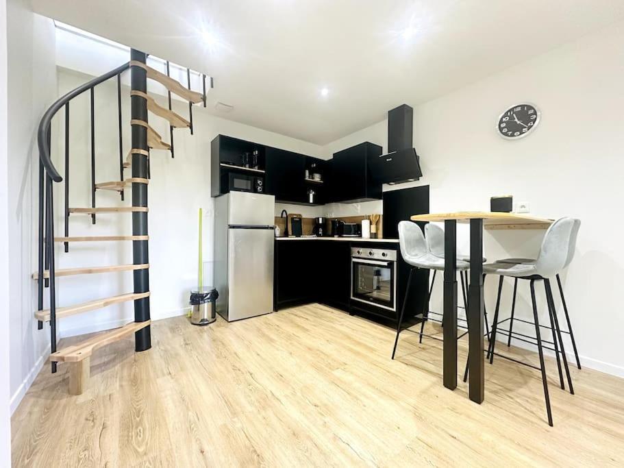 Jungle Appartement Avec Terrasse Laon Exterior photo